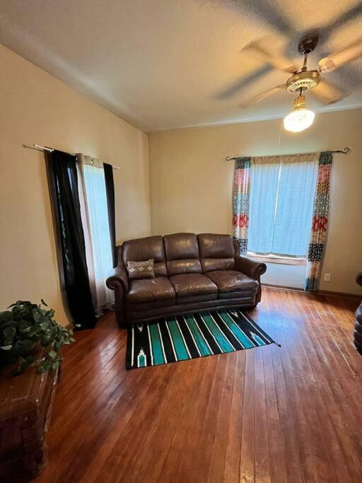 A Little Cowboy Right By The Badlands! Apartment